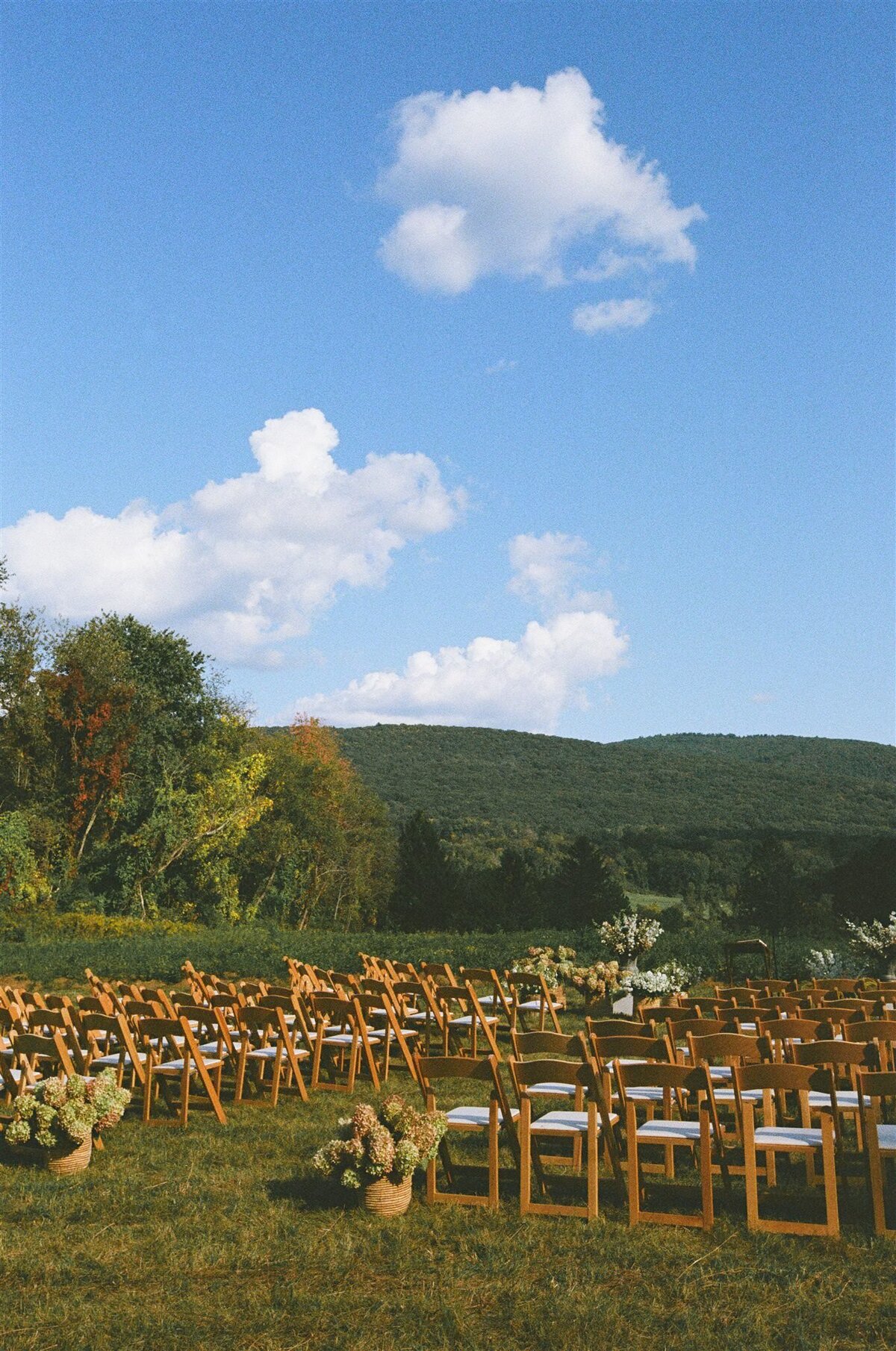 hudson-valley-wedding-ceremony-chairs-florals-mountains