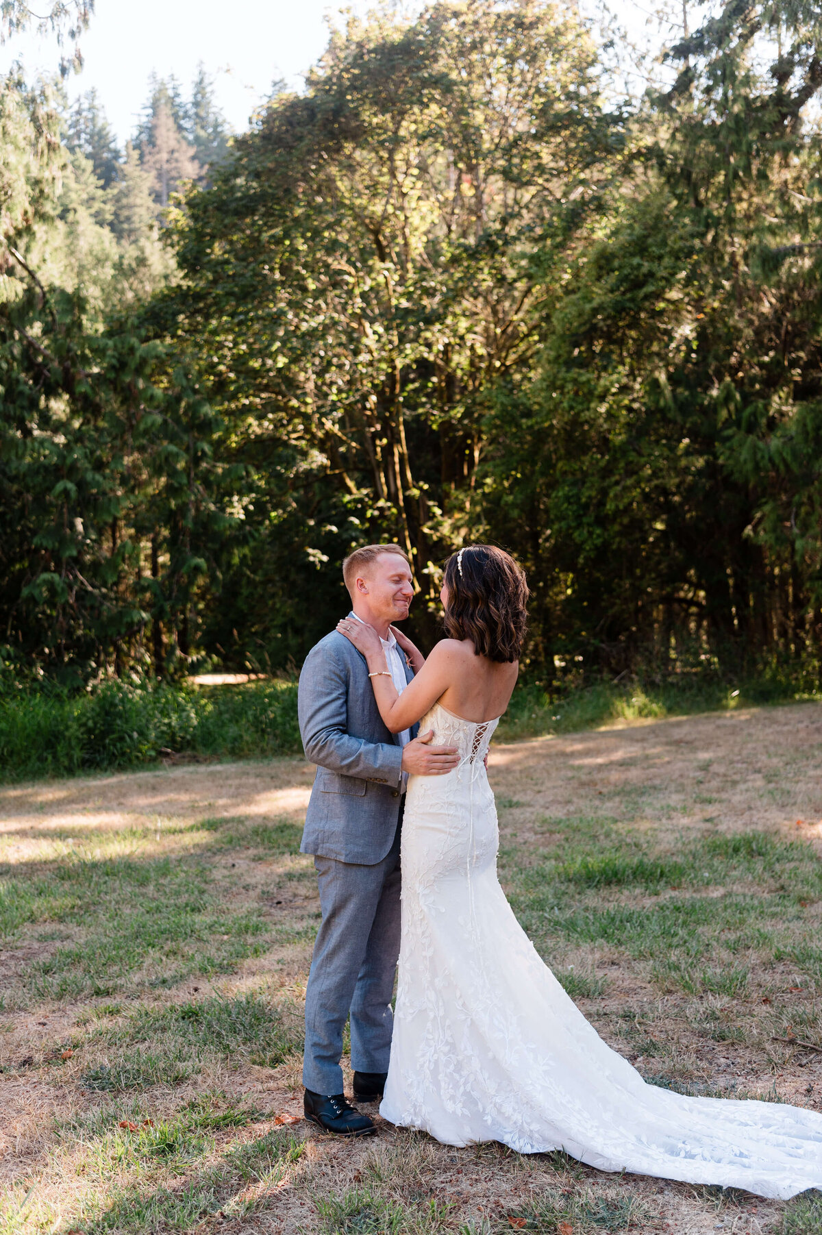 Couple kissing at Agate Beach Lodge Wedding 