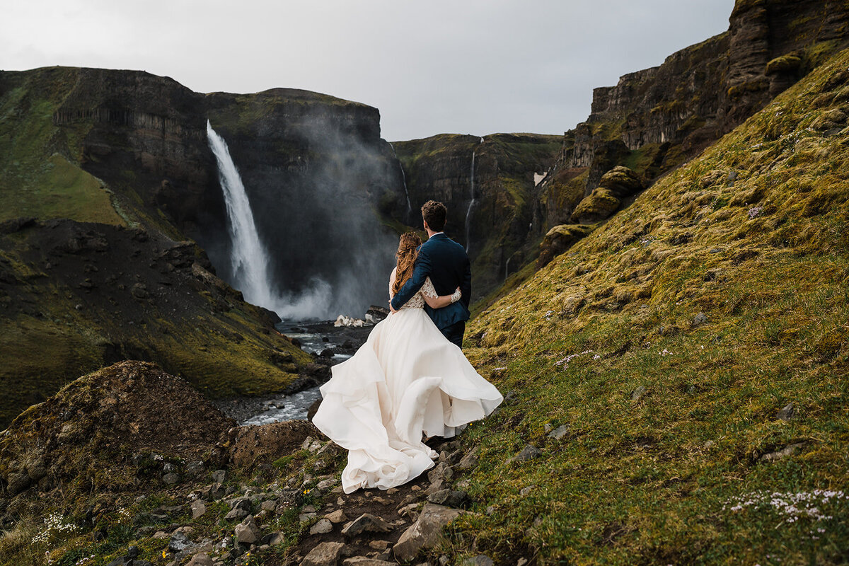 elopement-photographer-between-the-pine
