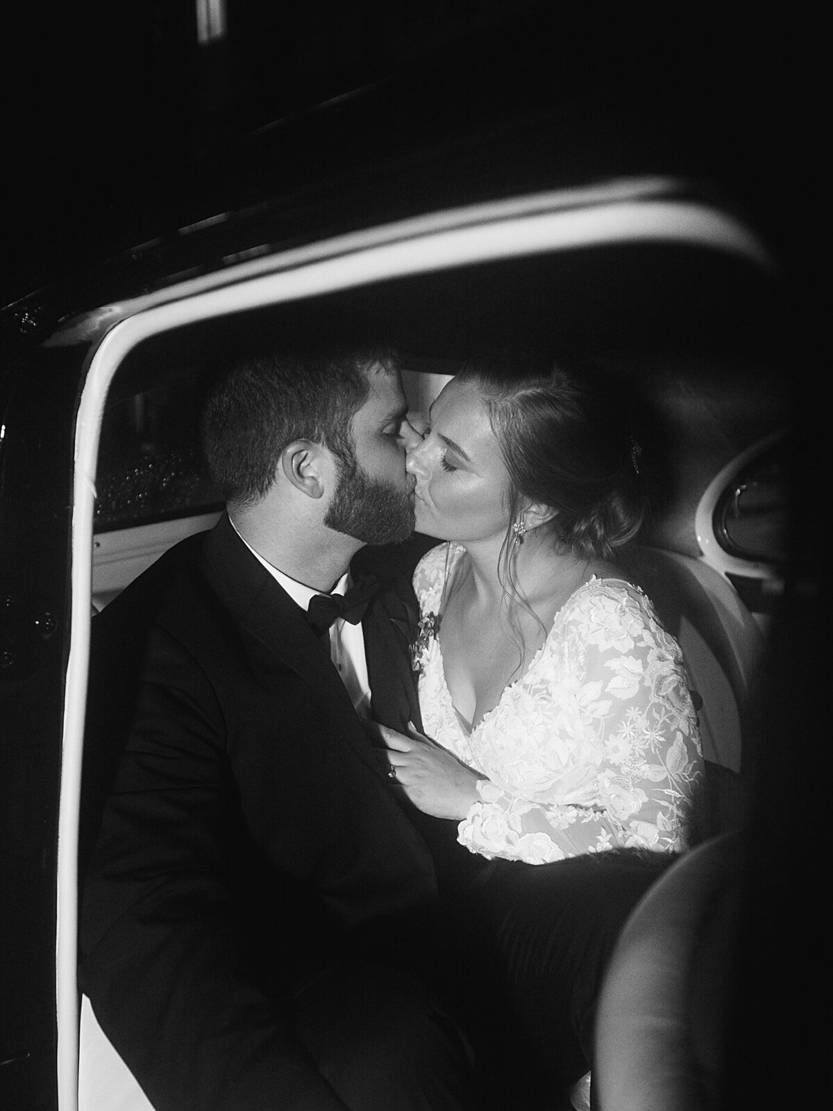 wedding-bride-groom-greenville-classic-car-kiss