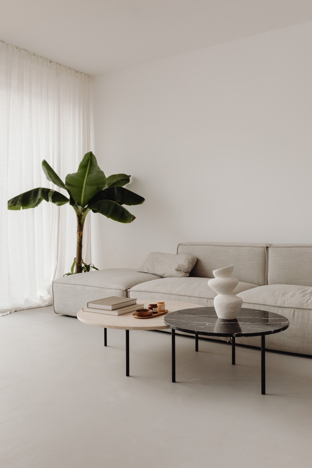 kaboompics_travertine-coffee-table-and-greige-linen-couch-28884