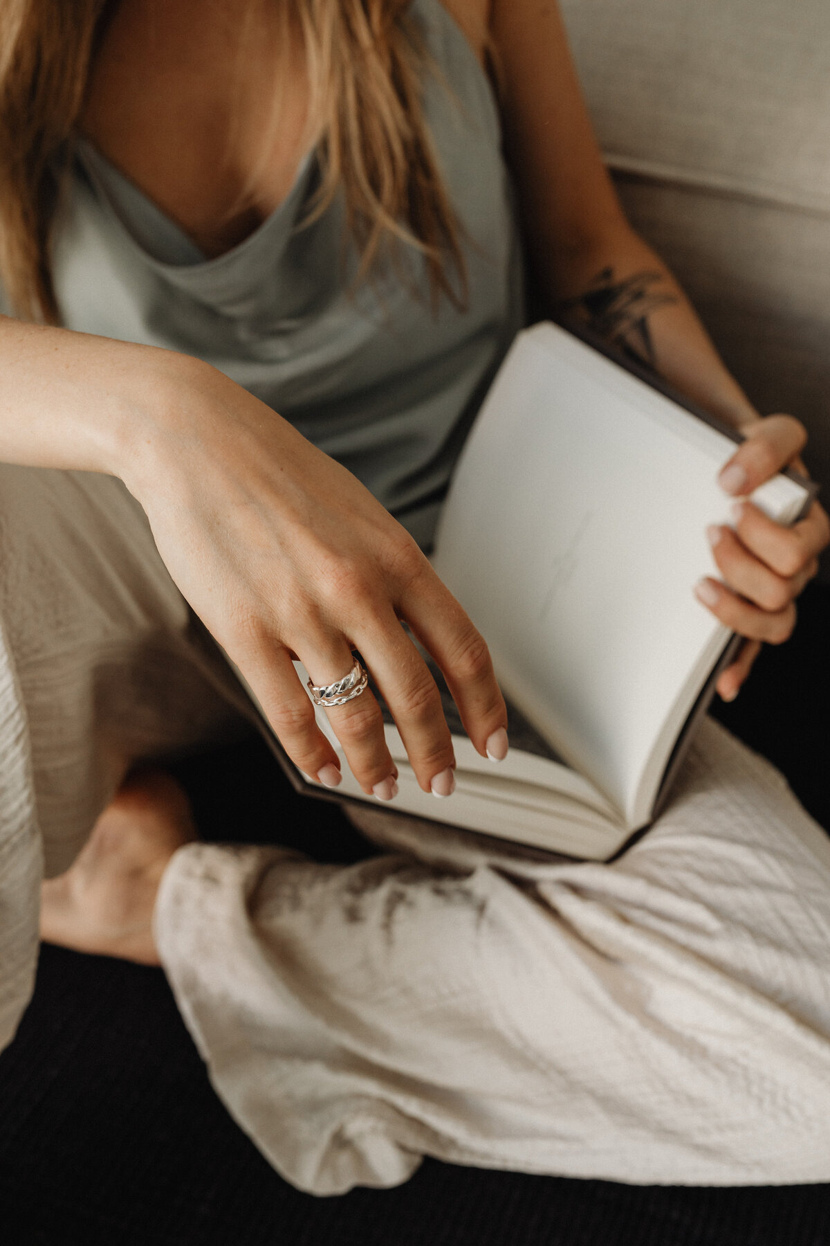 kaboompics_book-reading-32252