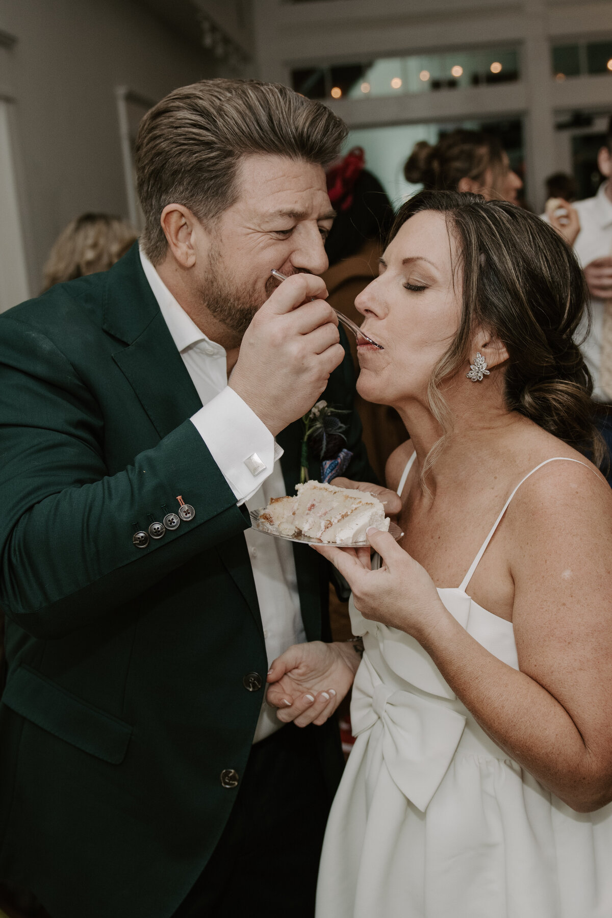 bride and groom cake 
