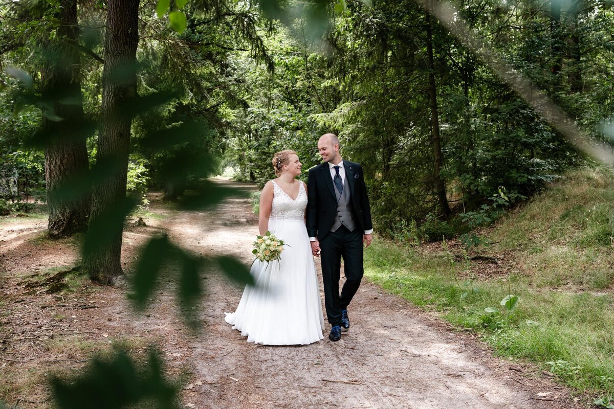 bruiloft fotograaf Groningen, Drenthe en Friesland. Voor romantische bruiloften en spontane foto's met natuurlijke kleuren. - loveshoot Gasselte.