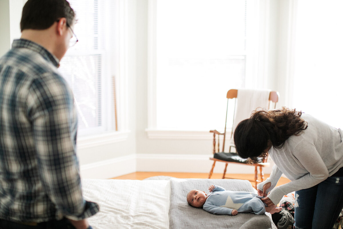 candid-natural-boston-newborn-family-photographer-zev-fisher-041