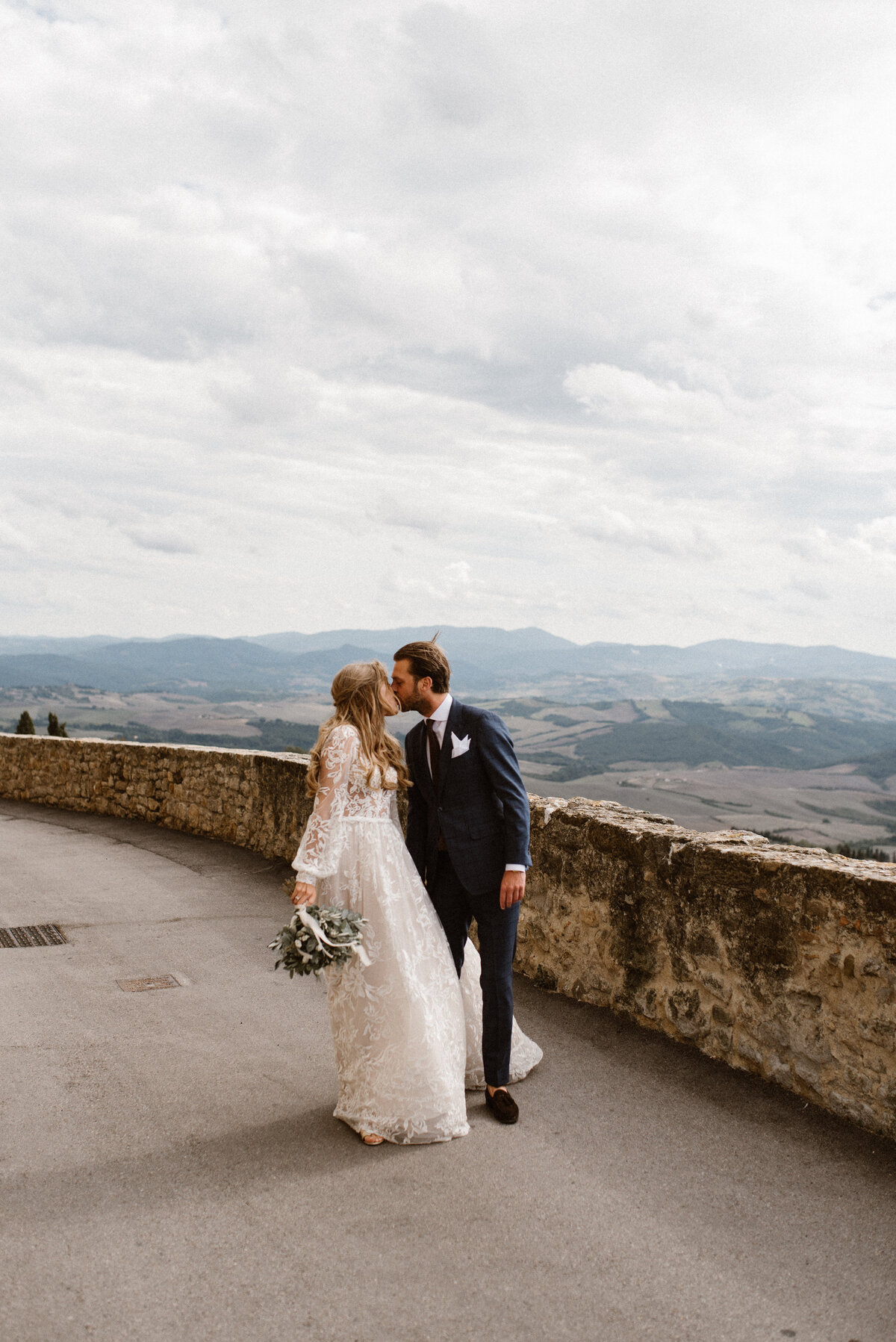 Lopend kussend bruidspaar in Toscane Italië