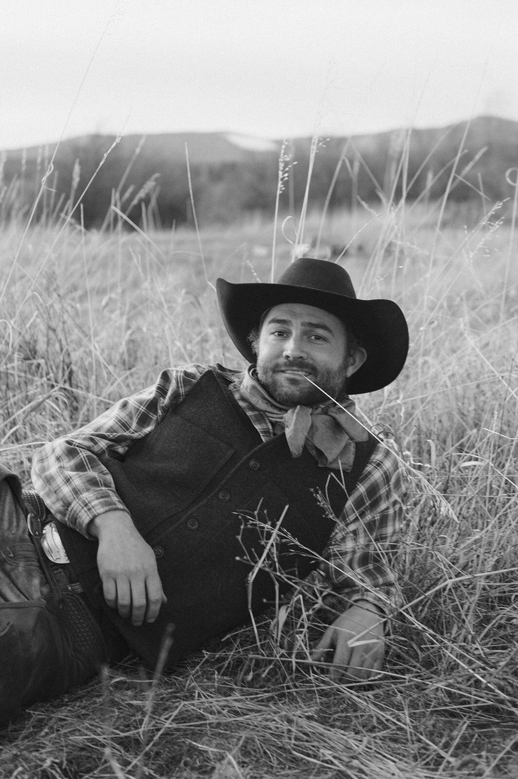 presley-gray-photo-montana-western-ranch-couples-photoshoot-2265