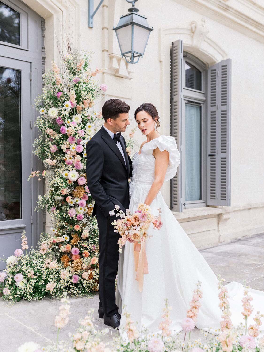 Colorful couture wedding at luxury hotel chais Monnet in Cognac - Veronique Lorre artistic direction floral designer32