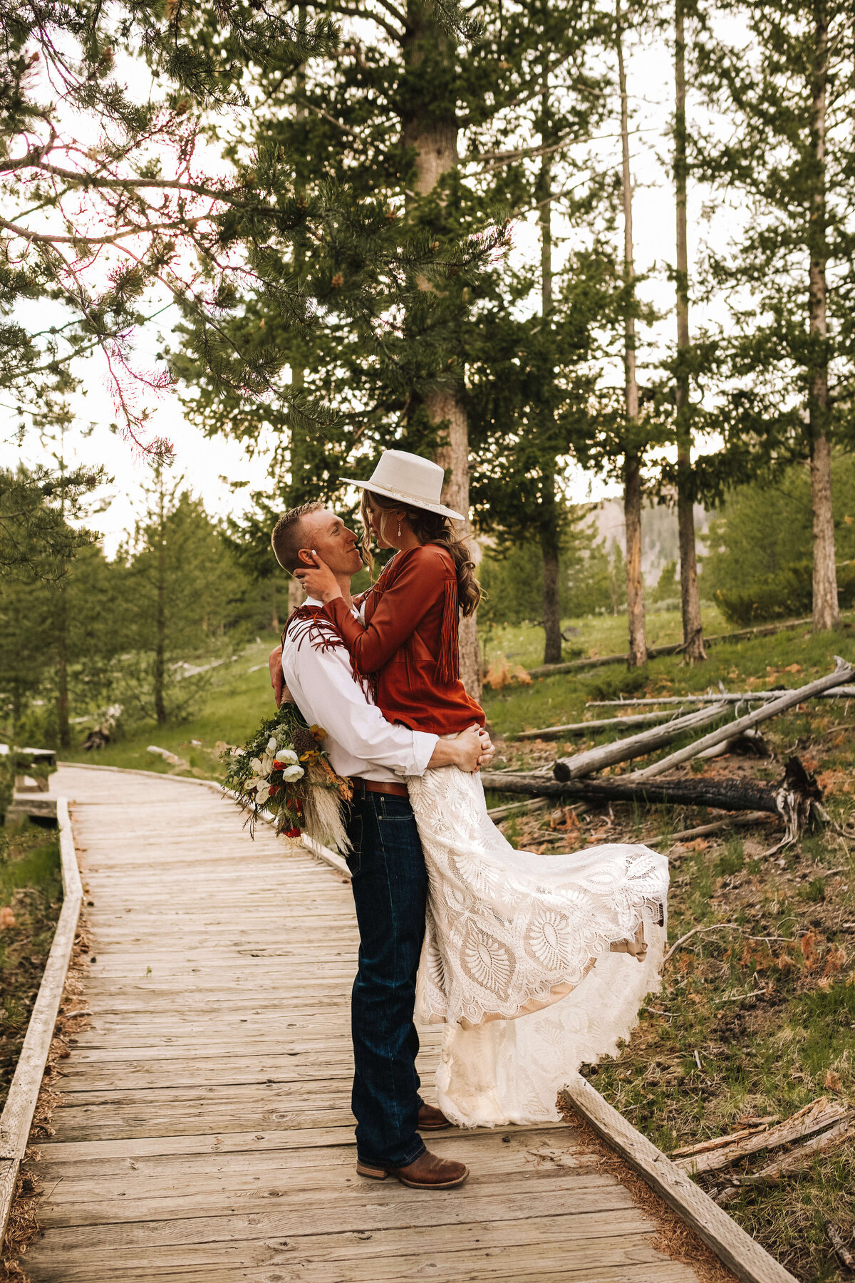 couple-yellowstone-national-park-elopement-montana-destination