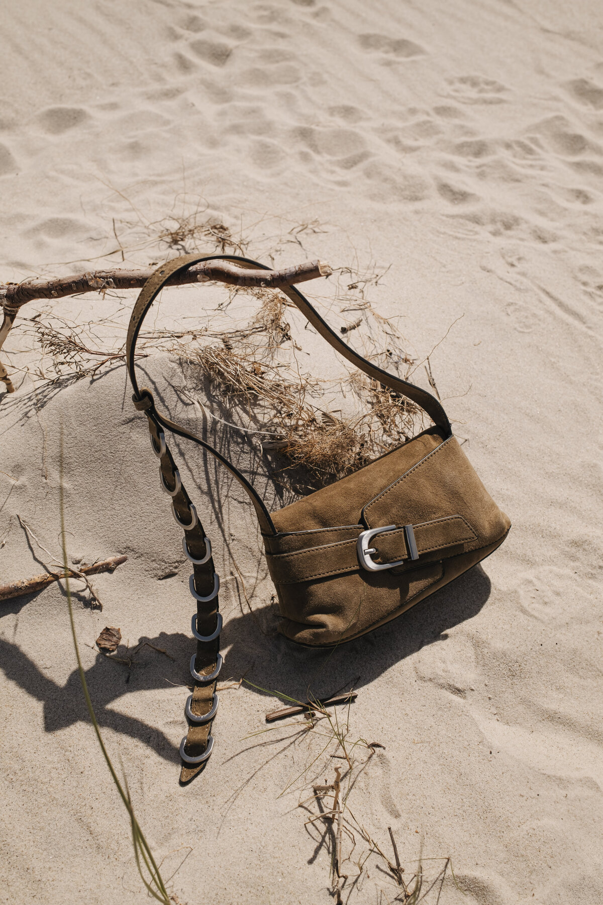 kaboompics_chic-summer-fashion-photoshoot-beachside-elegance-and-essentials-36281