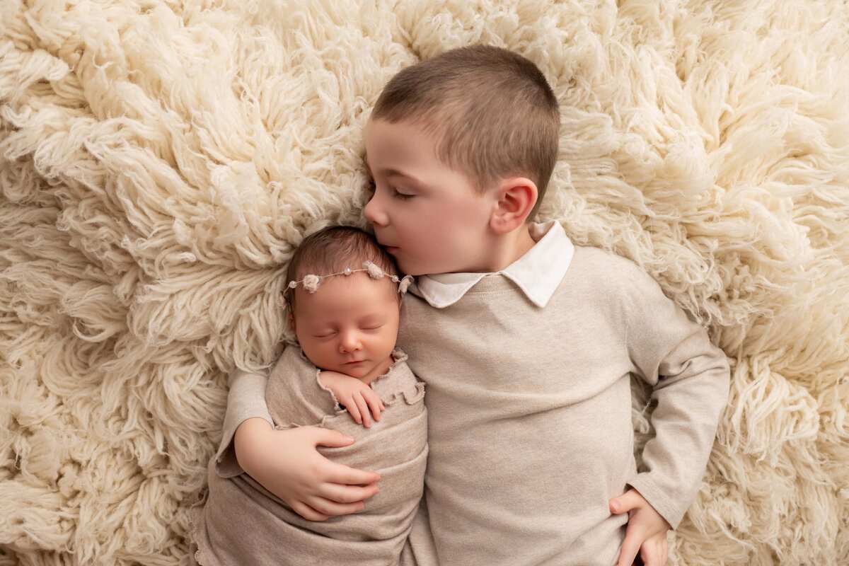 tricities wa newborn photographer siblings