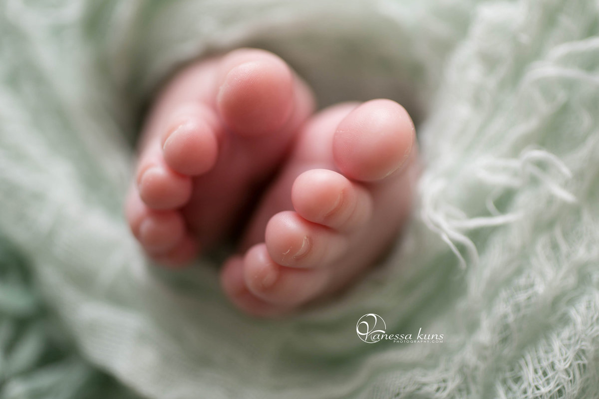 inland_empire_newborn_photographer_baby_toes
