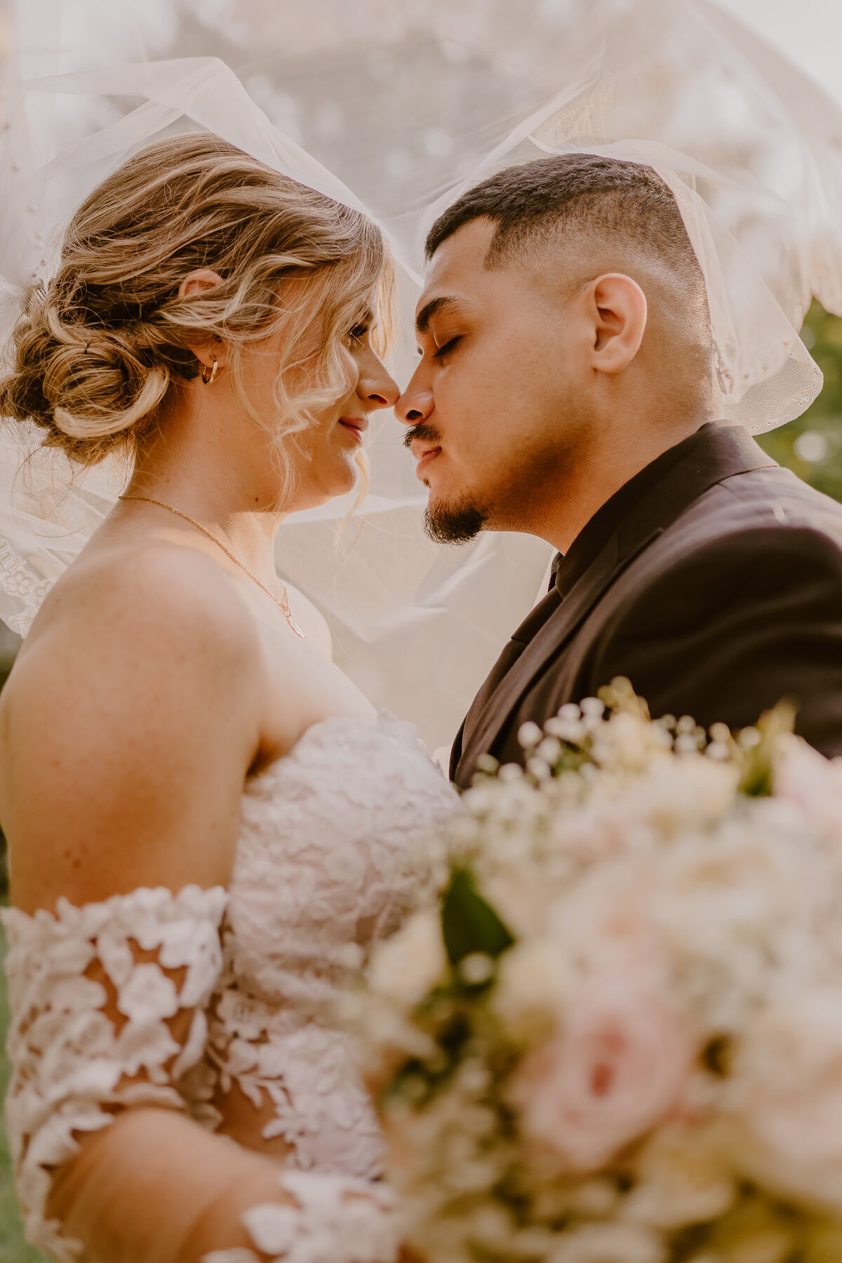 storyteller-collective-photo-co-des-moines-wedding-photographer-veil-portrait-couple-embrace