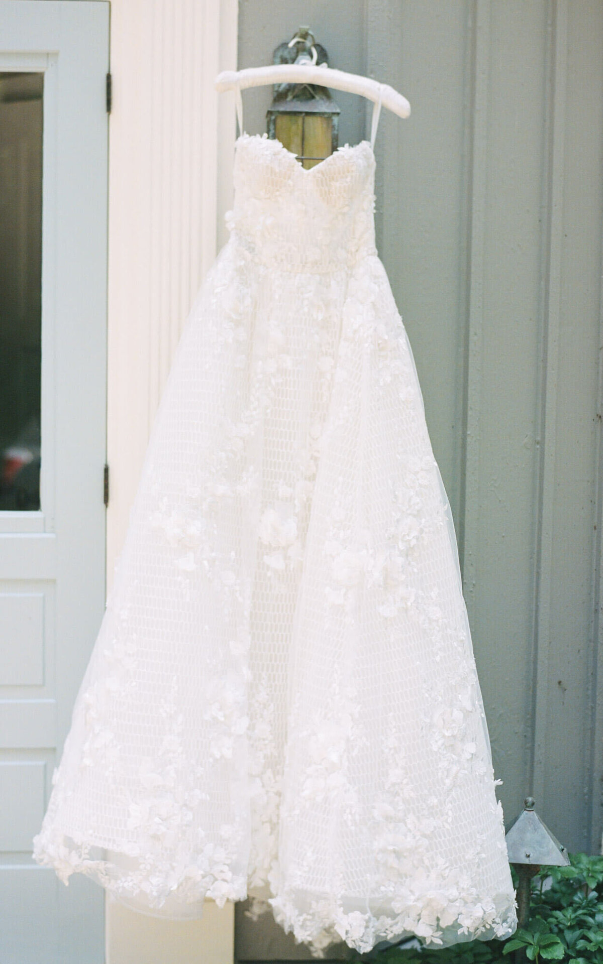 classic-milwaukee-art-museum-wedding-bride-dress