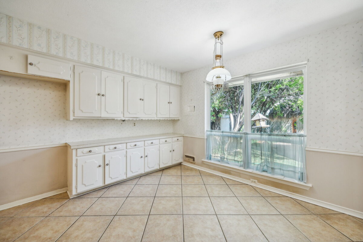 14214_edgecrest_dr_dallas_tx_breakfast_nook_-bright_dining_area_with_built-in_storage_and_large_windows-_haven_realty_group