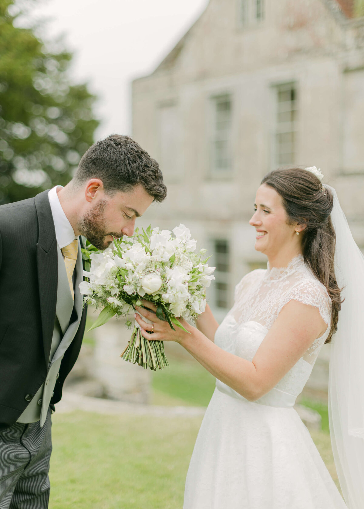 chloe-winstanley-weddings-wiltshire-hatch-house-bridal-boquet