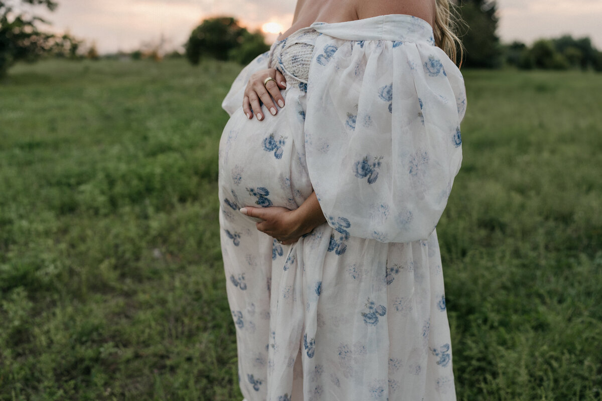 Midwest Maternity Photographer Beyond the Pines S9929