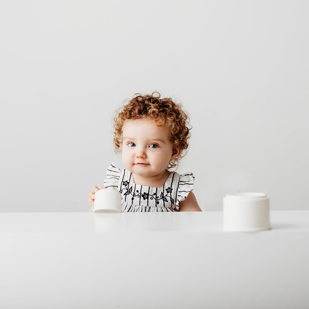 Licht babyportret, studioportret baby, 1 jaar fotoshoot