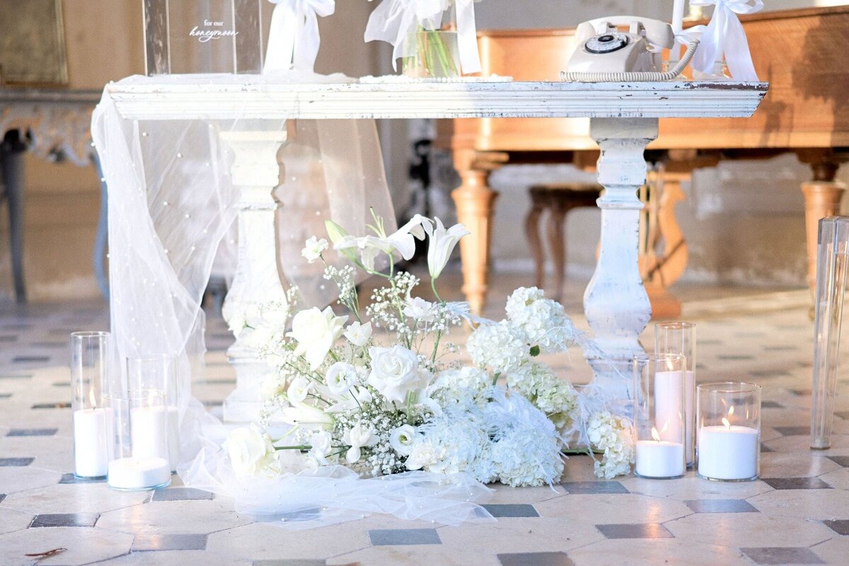 arrangement-floral-roses-et-fleurs-blanches