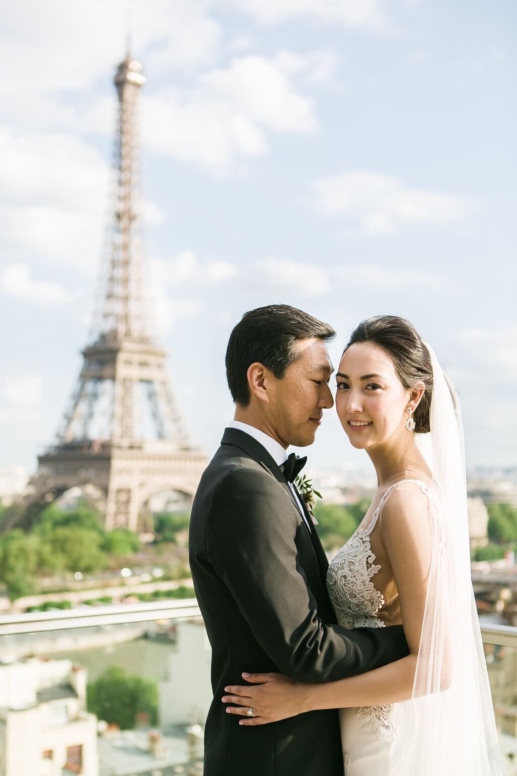 Destination-wedding-couple-Paris