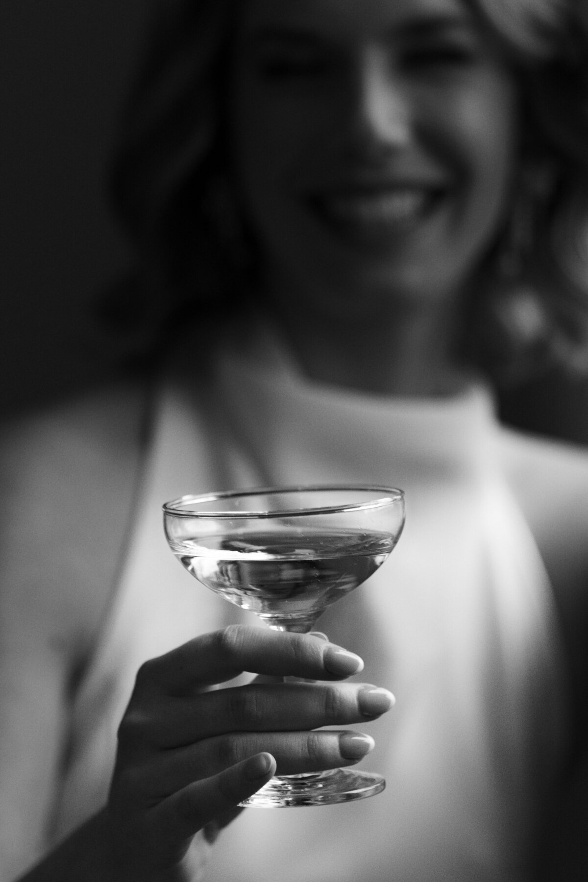 Portrait de jeune mariée en noir et blanc Café Horloge Rigaud