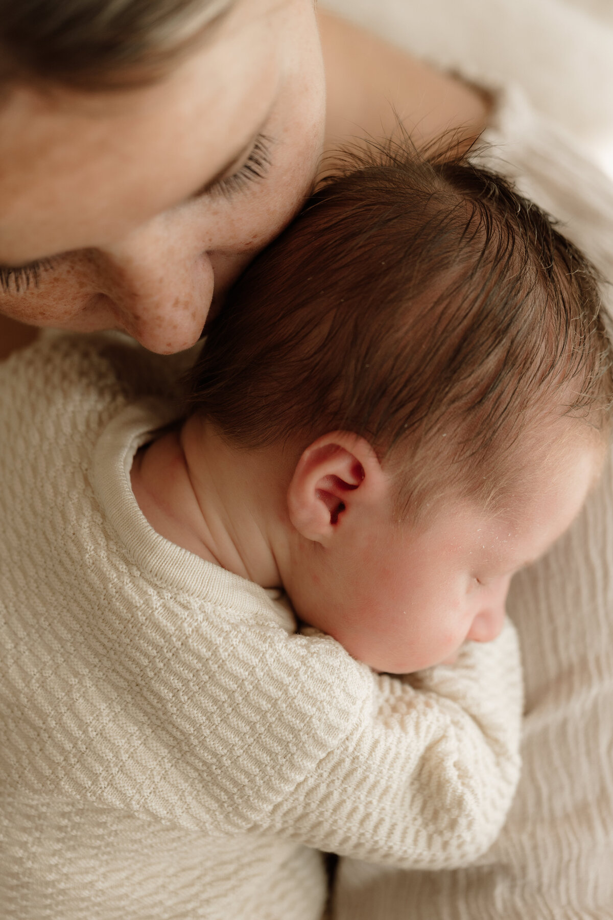 newborn fotograaf - gezinsfotograaf - zwangerschapsfotografie - videograaf - Sint-Niklaas - Pictures by Jess - Mama en baby shoot