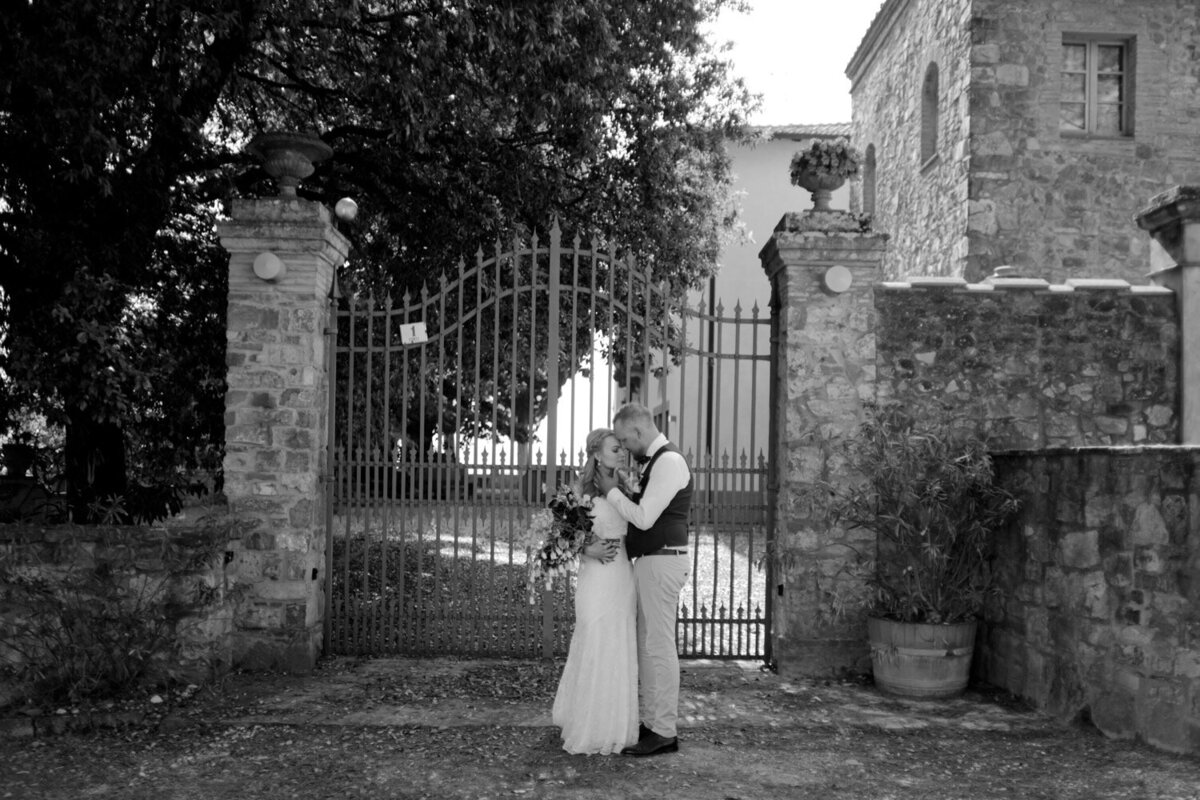 059_Tuscany_Destination_Wedding_Photographer-73_A tuscany wedding in the Chianti hills captured by Flora and Grace Wedding Photography. 