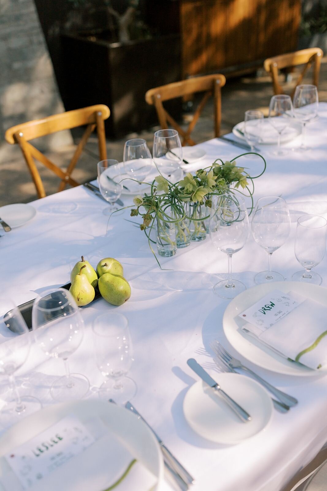 green-and-white-tablescape-with-pears