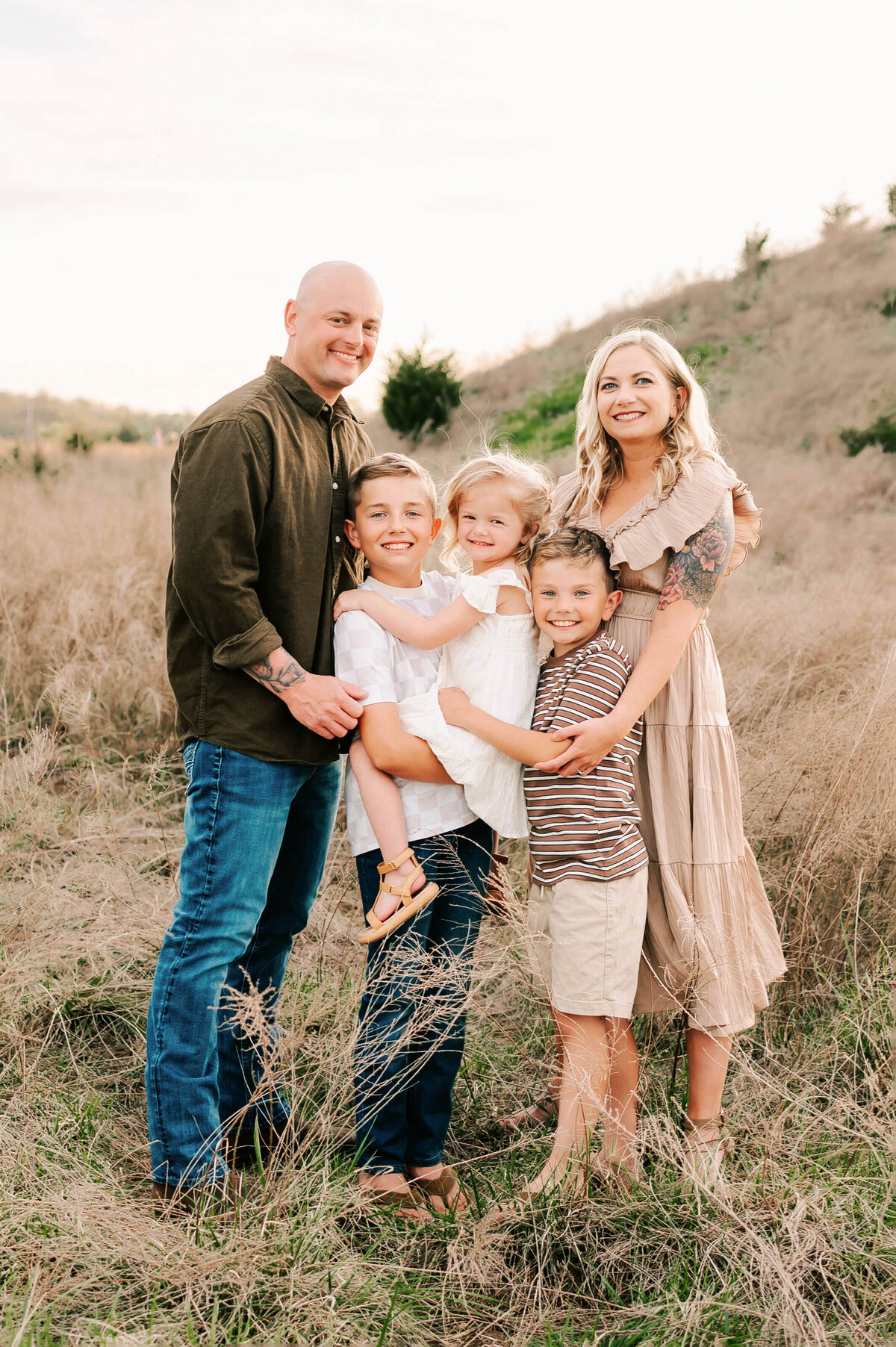 Springfield MO family photographer Jessica Kennedy of The XO Photography captures family standing on hillside