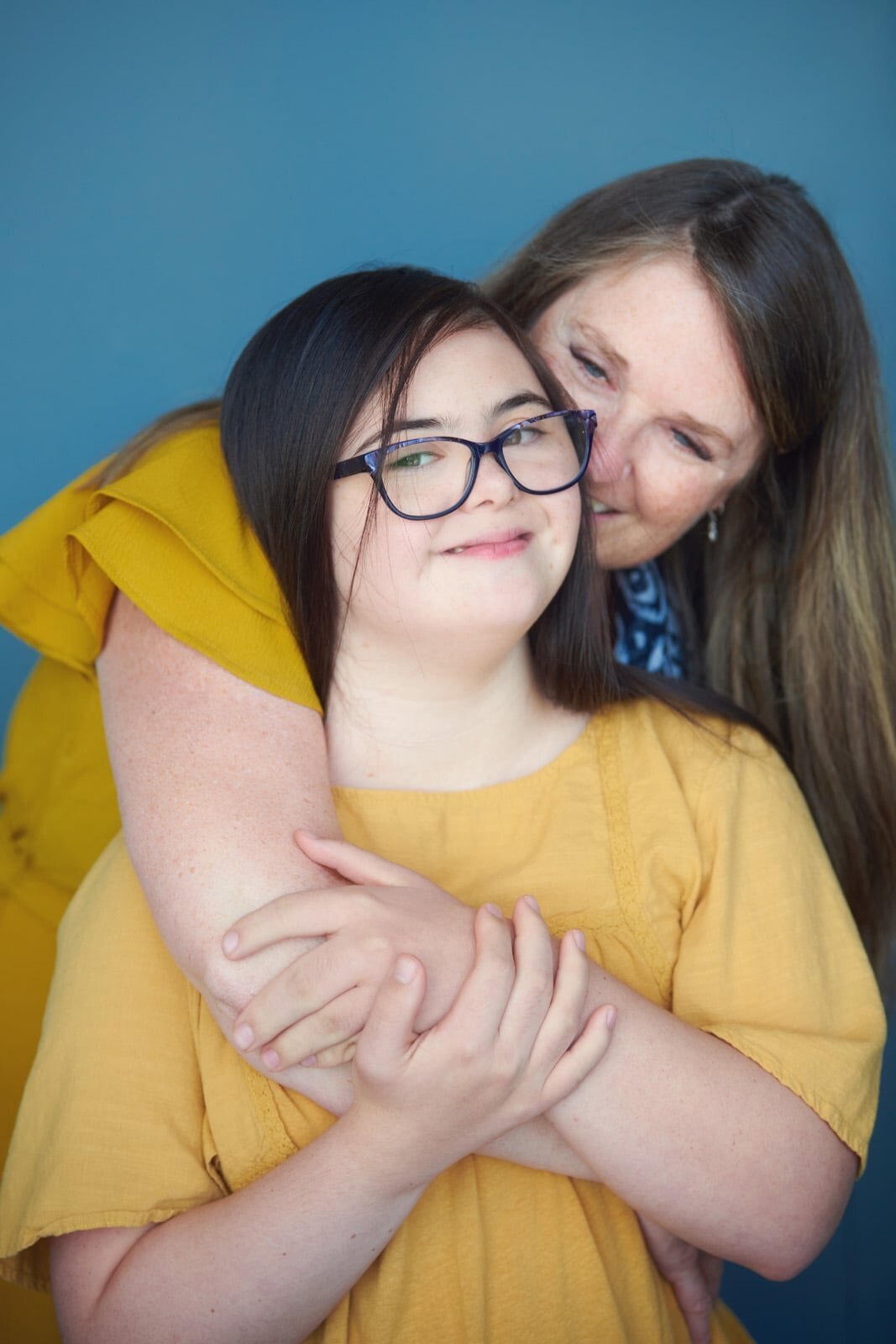 Senior Picture Photographer Captures Joyful Family Moments in Warm Tones-08