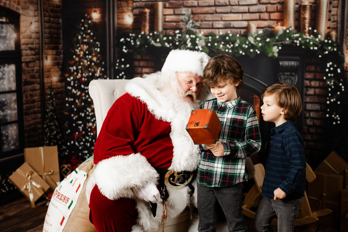 Best NWA holiday photographer, holiday portraits near me, Northwest Arkansas holiday photography, NW Arkansas holiday photos, NWA santa photos