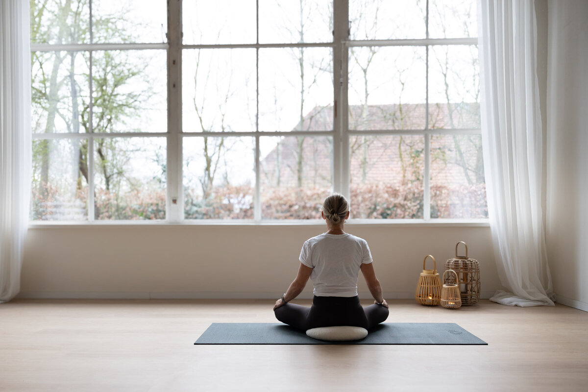 Yogadocent geeft inspirerende workshops en retreats in lichte studio in Groningen Zuid.