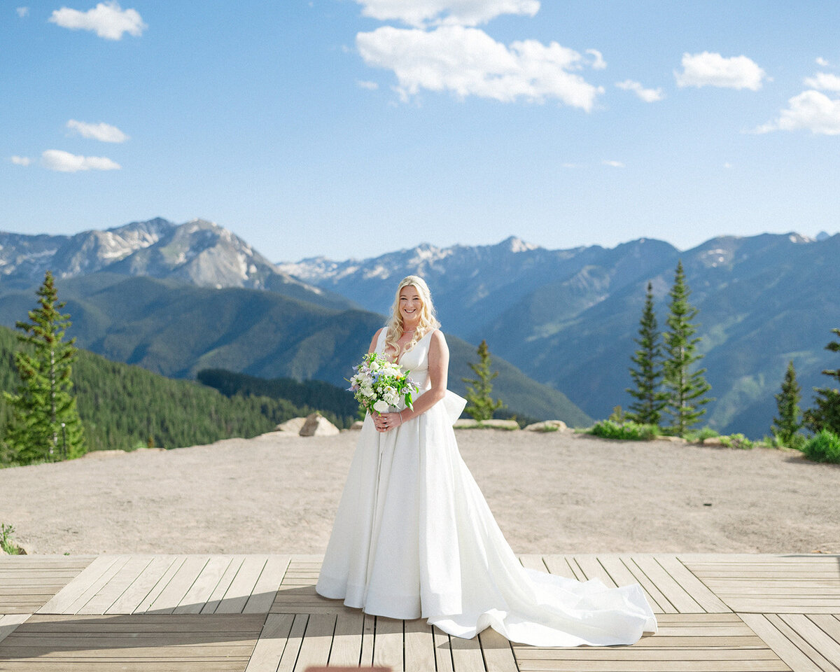 bride-holding-bouquet-aspen-HBICWeddings