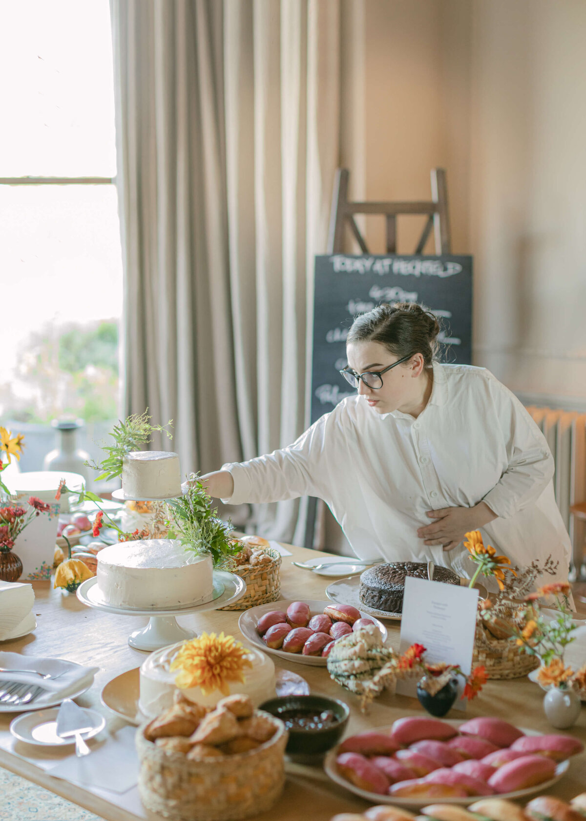 chloe-winstanley-events-heckfield-place-afternoon-tea-cake