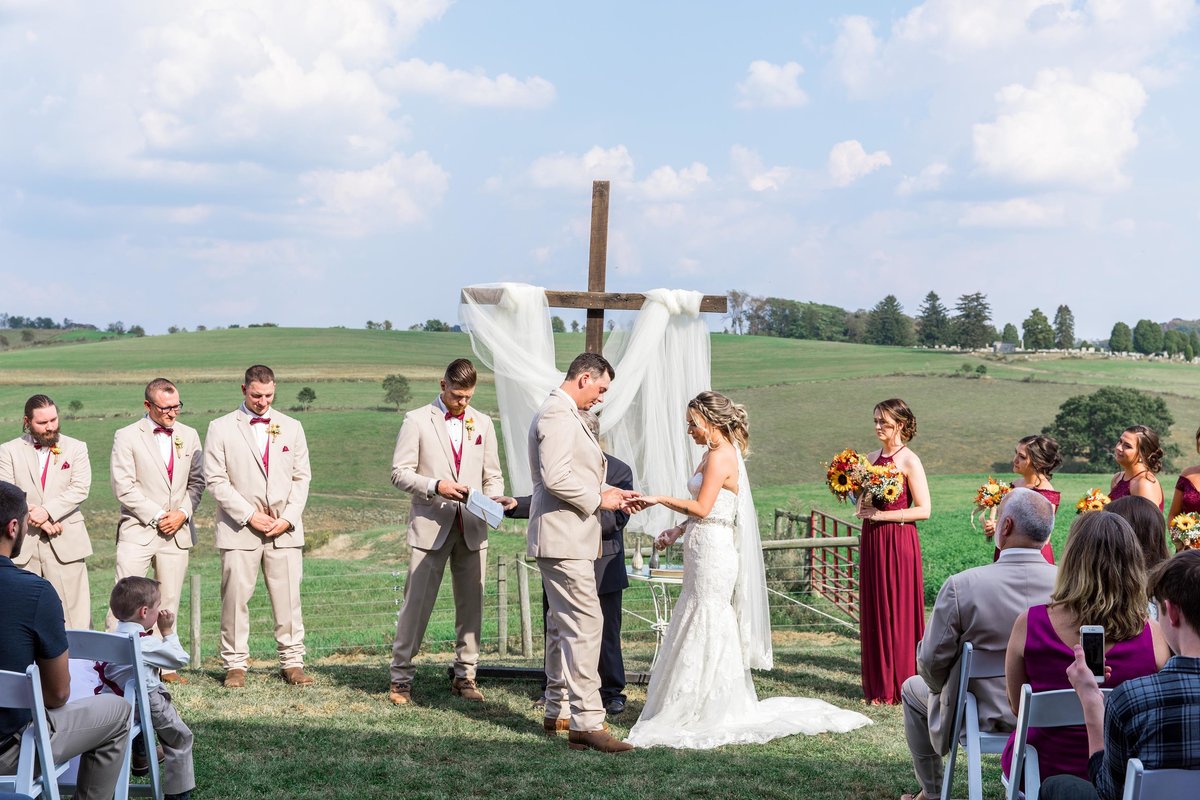 Hannah-Barlow-Photography-Heaven-Sent-Farms-Wedding-Ceremony