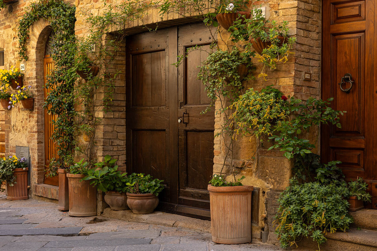 italy-tuscany-pienza-doorway-9274