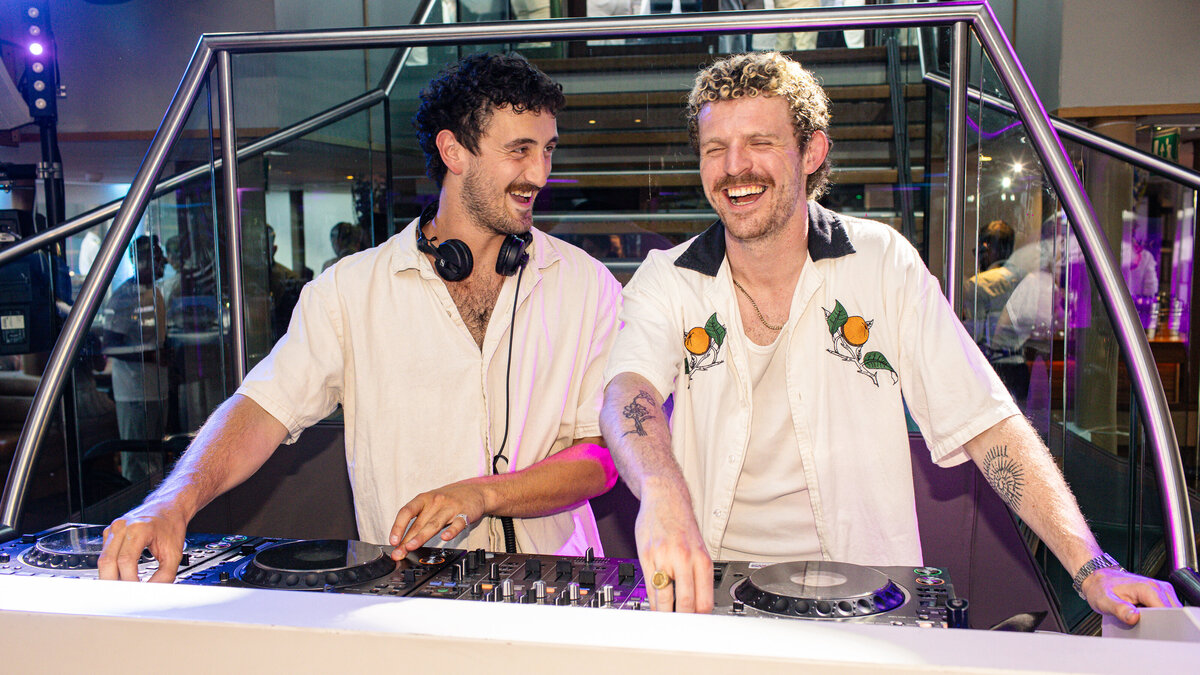 london-finance-company-summer-party-boat-thames-celebrity-musician-marc-james-photography003