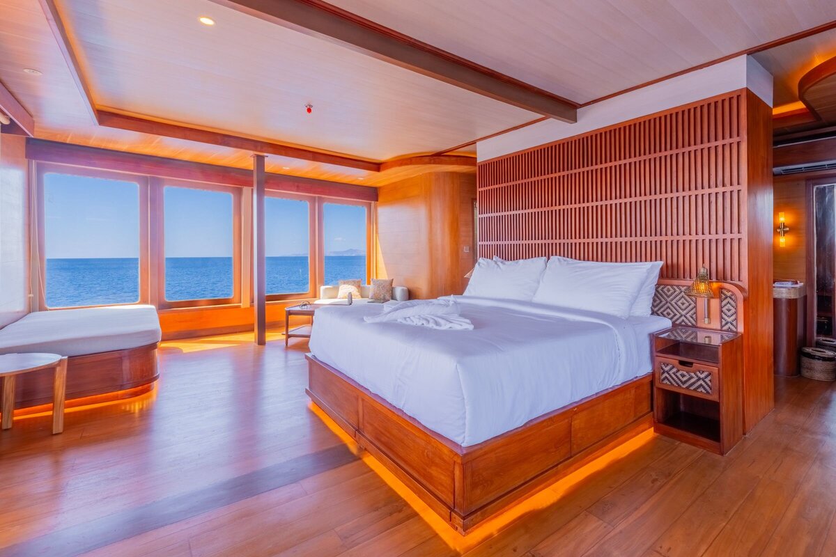 Sanctuary Luxury Yacht Bali - cabin upper deck - master cabin-17
