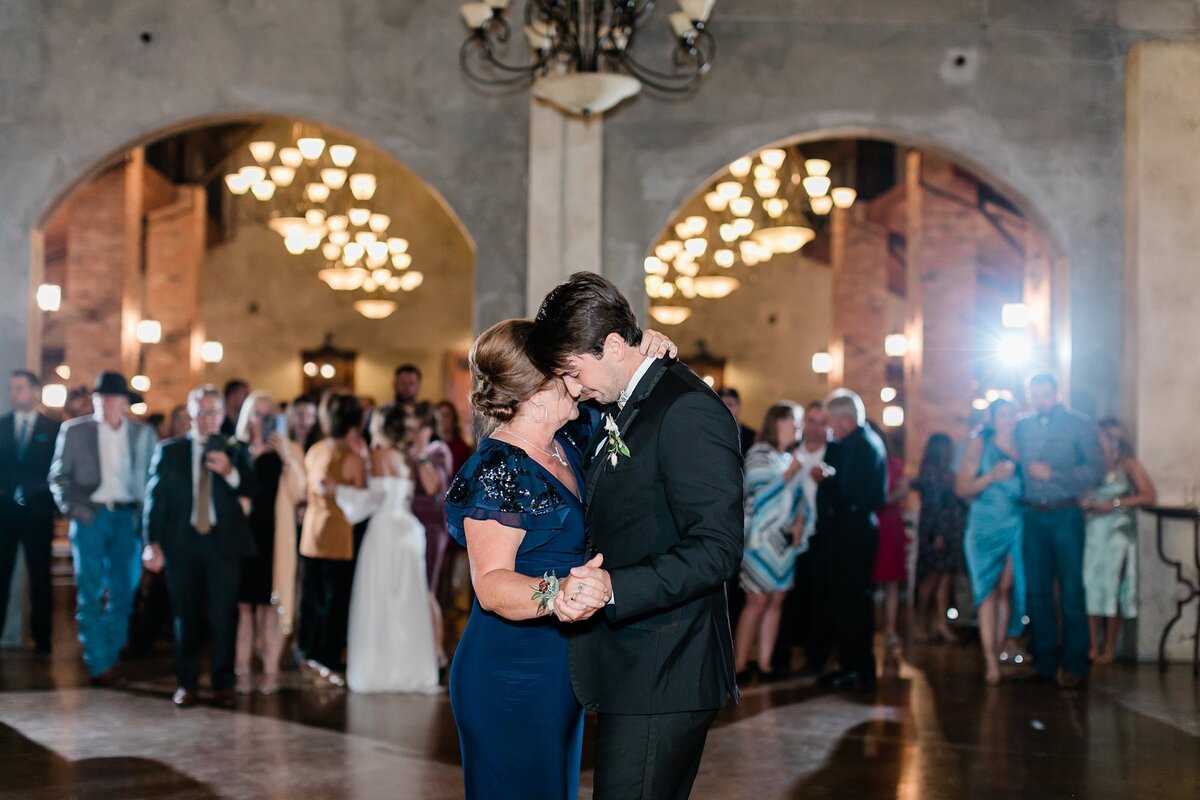 westernrootsandfallromancemorganandjimmysoldedobbinstationwedding80