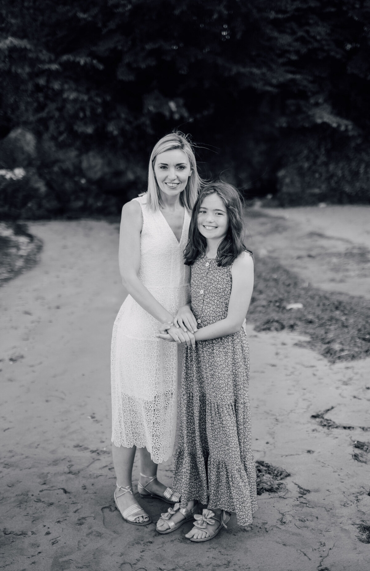mum-and-daughter-on-beach