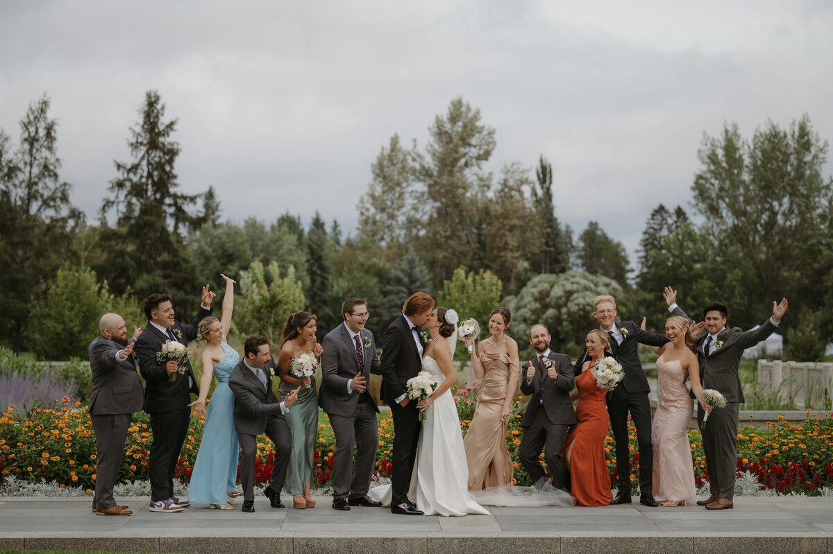 bridal party of u of a gardens wedding