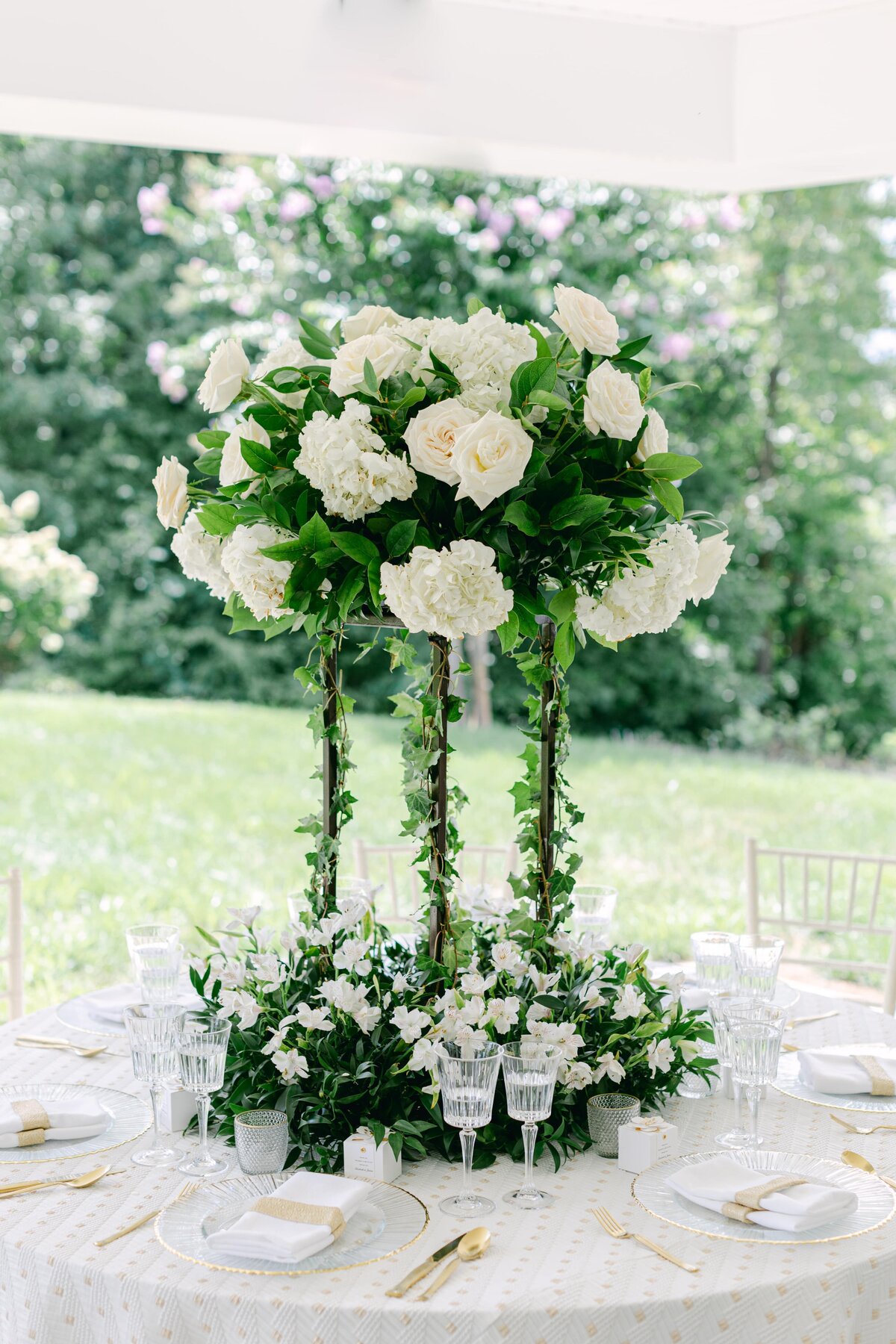 hydragea-roses-tall-centerpiece-floral-design-min