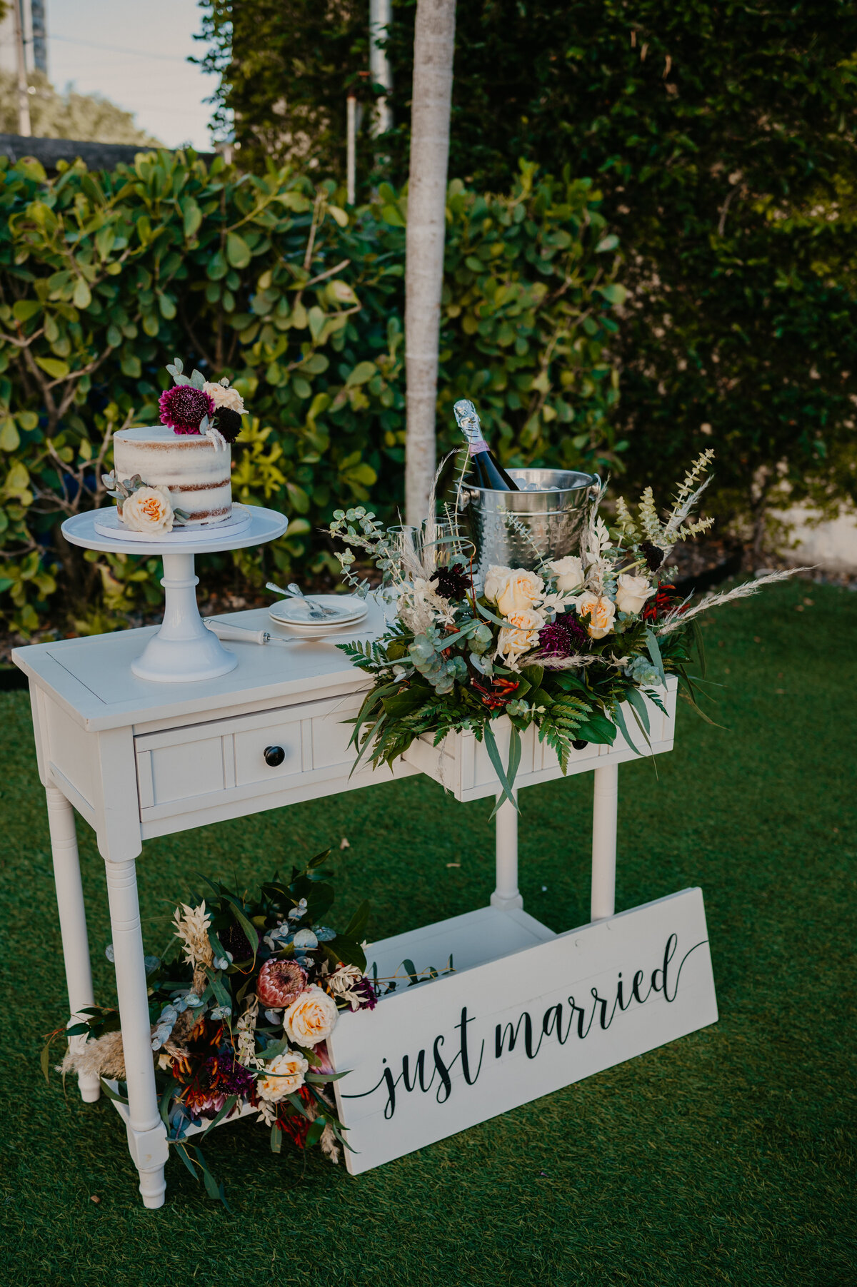 mariah-lacy-photo-elope-in-tampa-green-bench-chantilly-chic-planners-14
