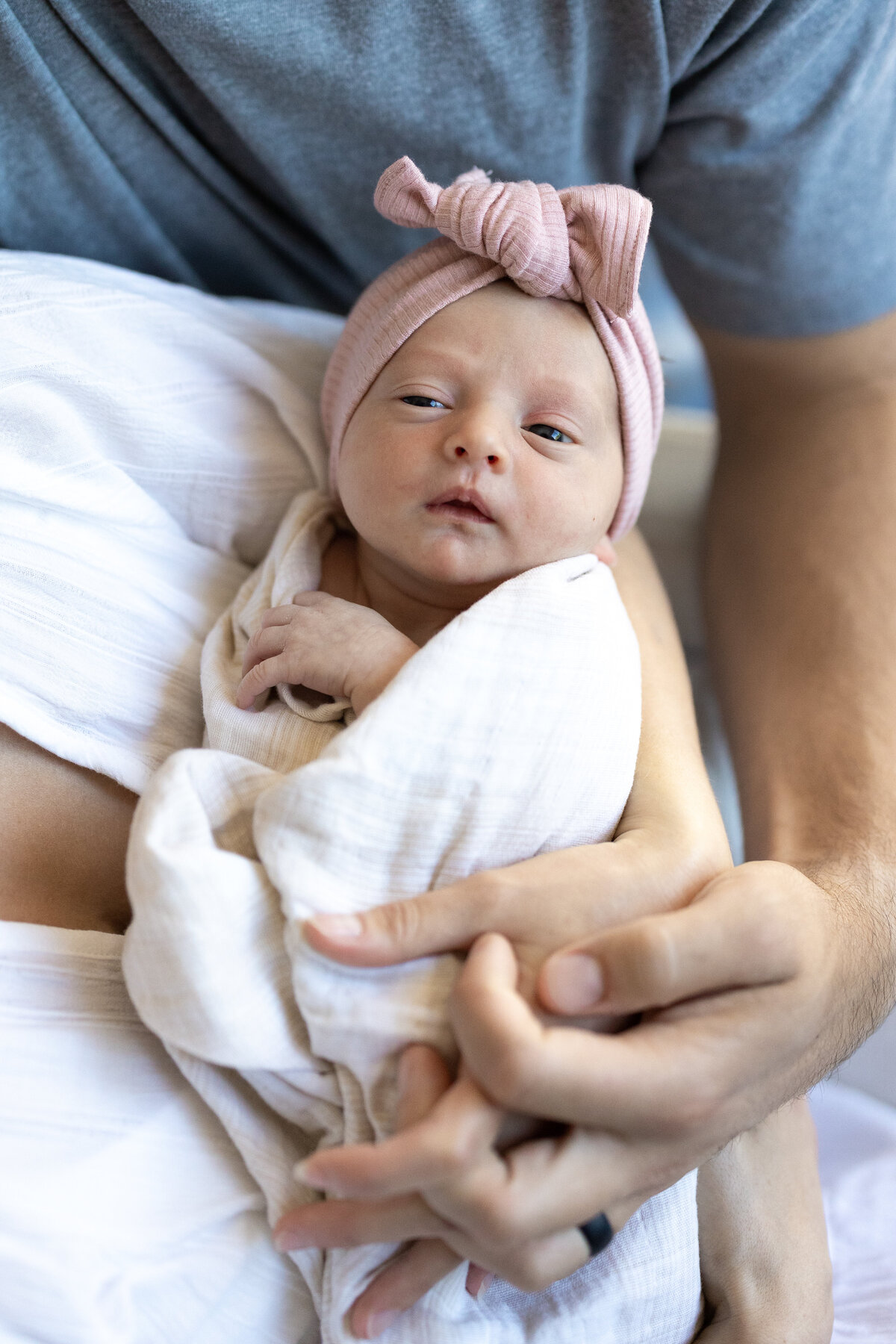 Newborn poses, newborn photo session, newborn lifestyle session, newborn photographer, big sister, family photography, in home family session