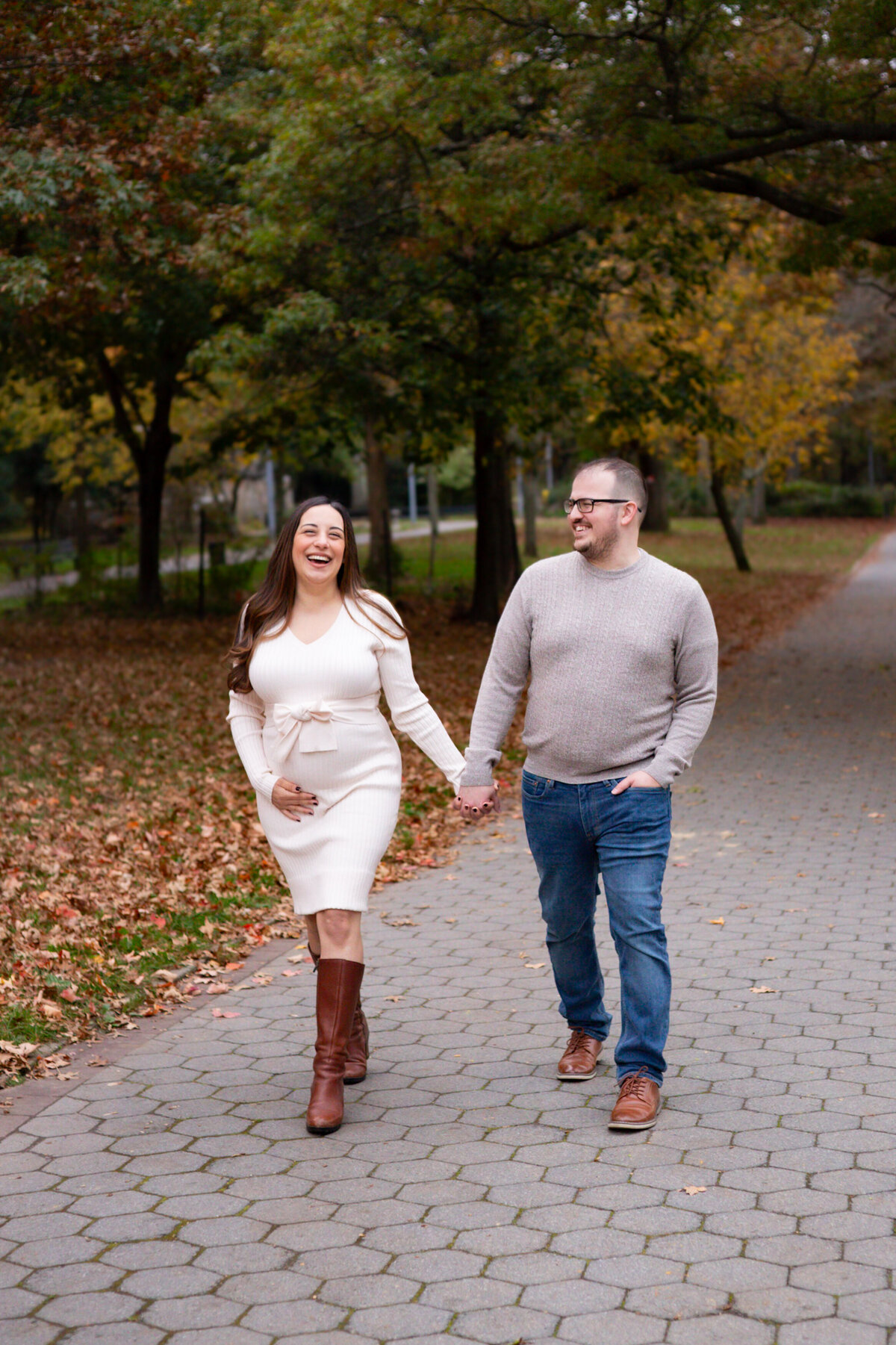 playful-fall-foliage-maternity-session-great-neck