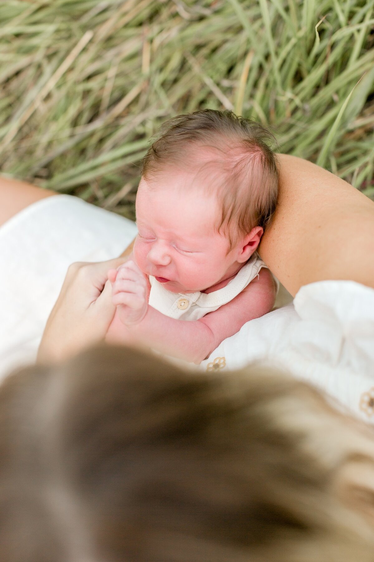 alexandra-robyn-baby-photos-one-week-boy-field-family_0003