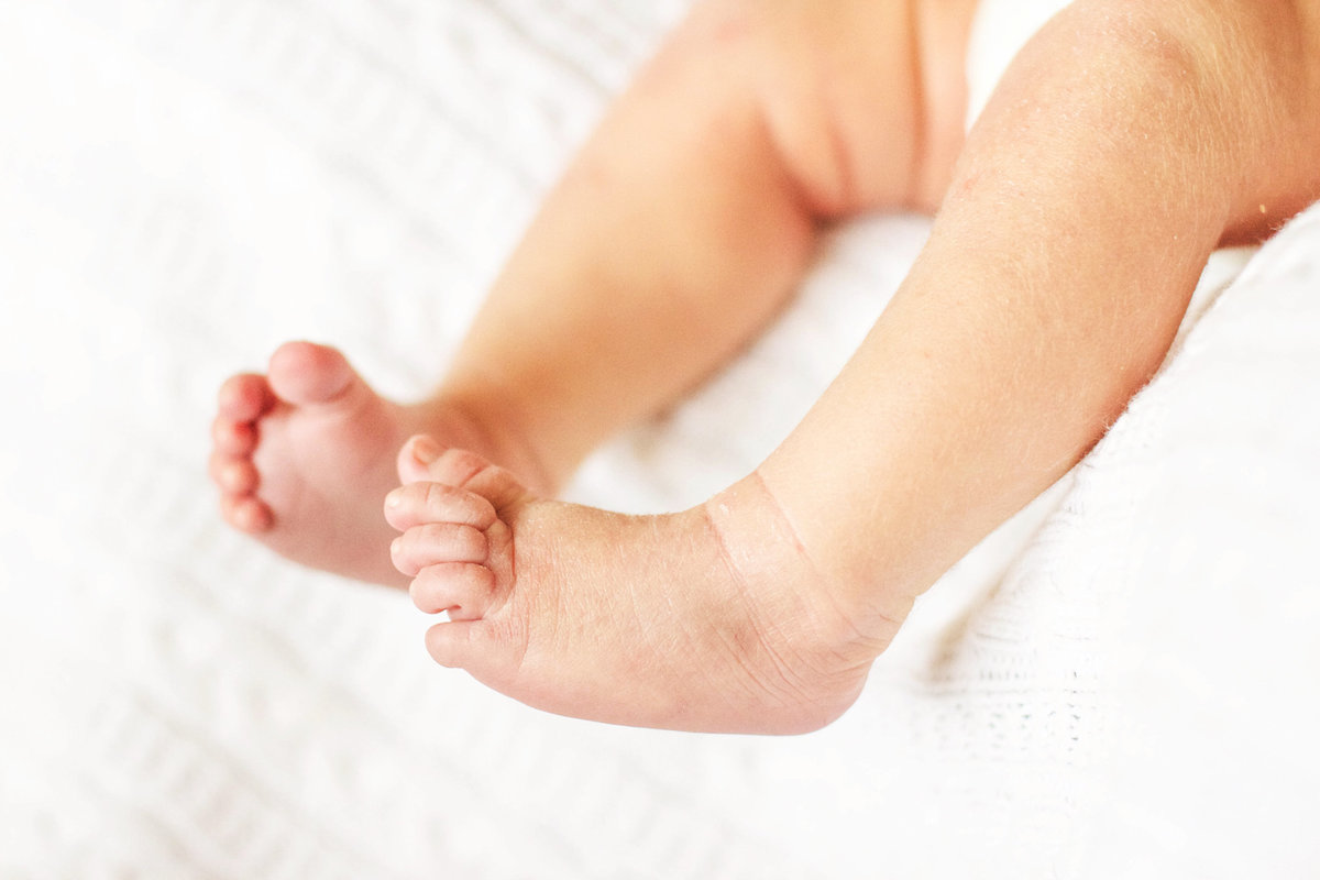 in-home-newborn-toes