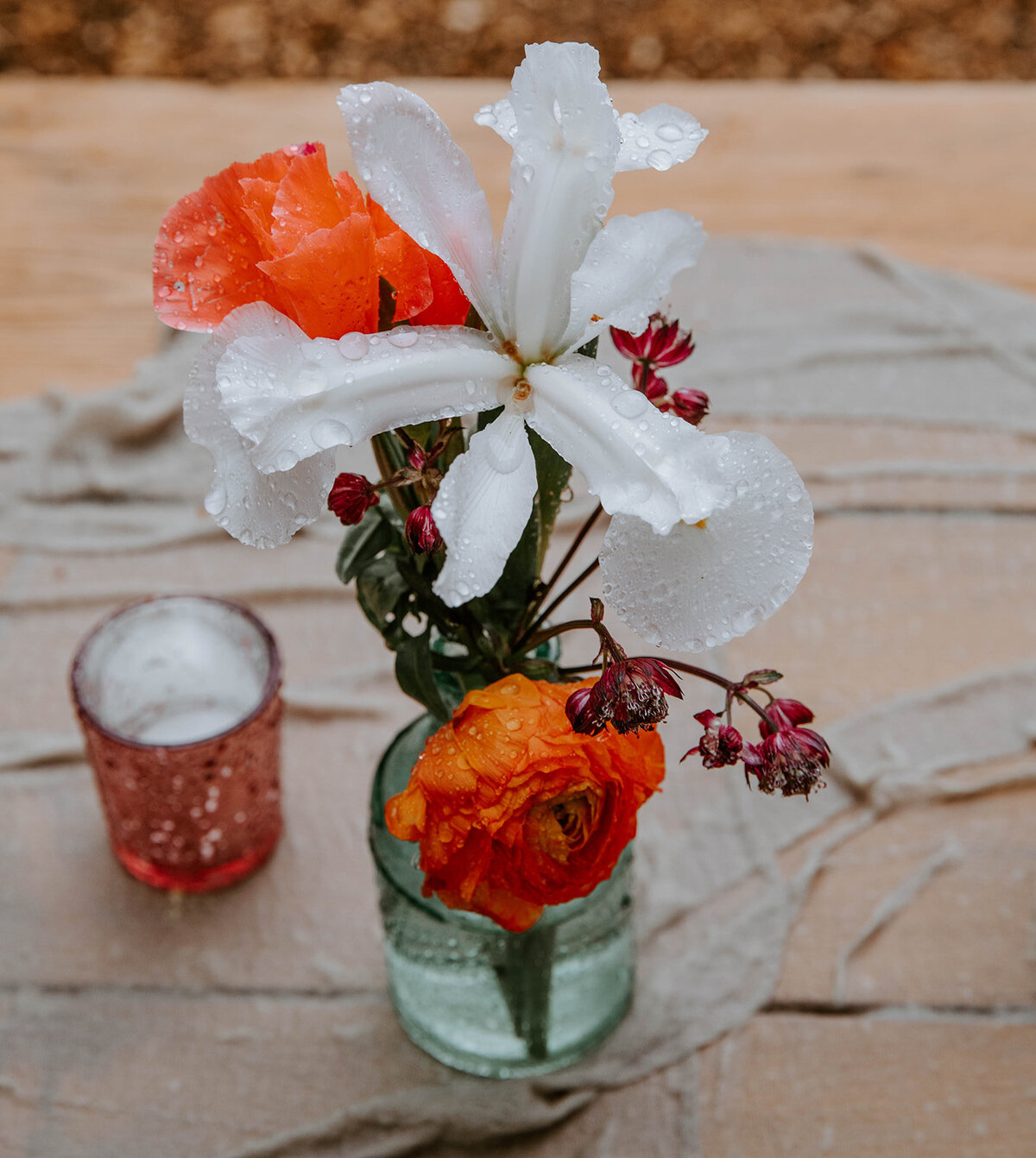 skyliners-lodge-sisters-bend-oregon-spring-wedding-rain-storm-tropical-flowers02107