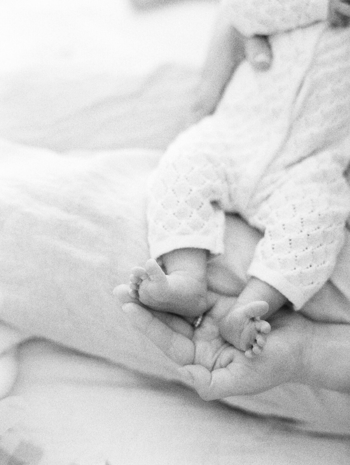black-white-film-newborn-feet