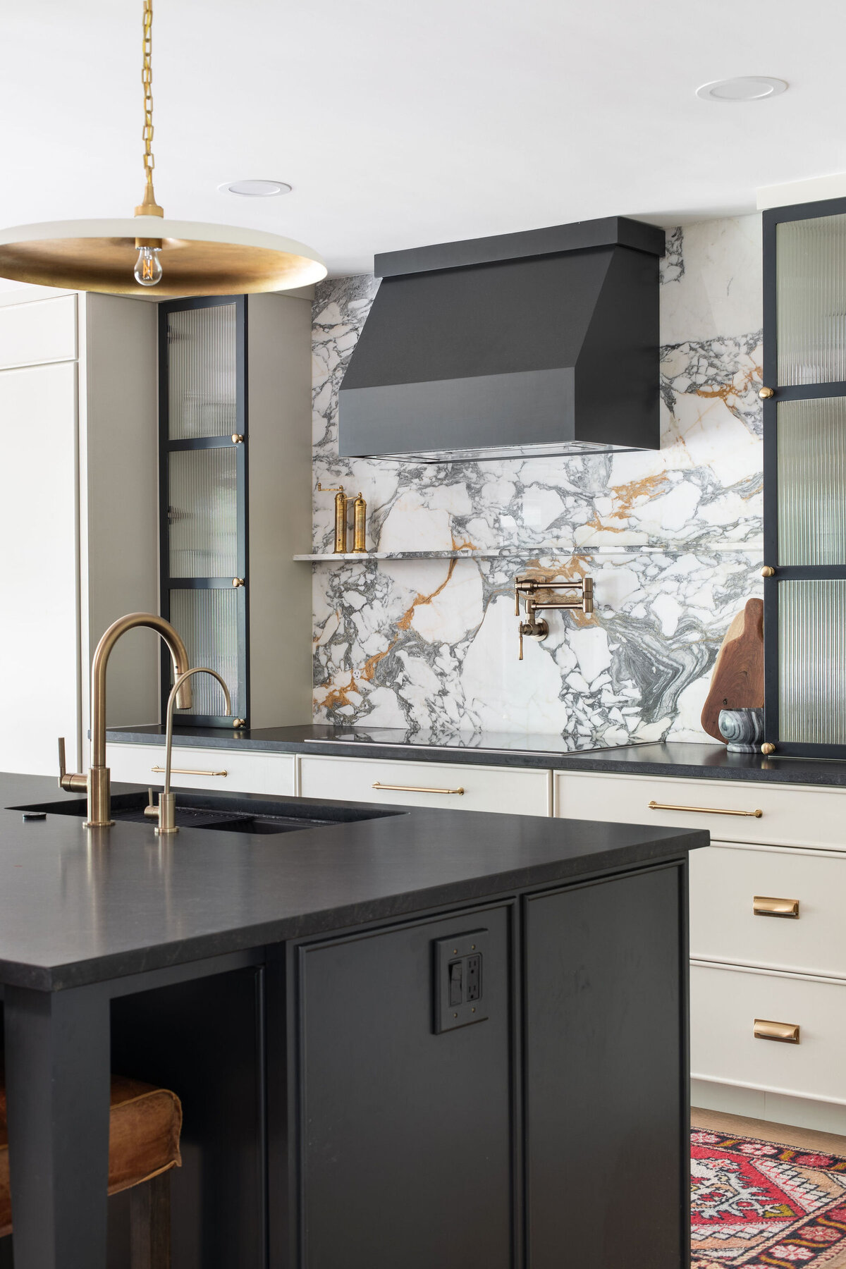 hello-home-modern-kitchen-renovation-marble-backsplash-brass-fixtures-black-island-13